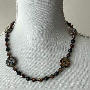 Brow black white stone round necklace